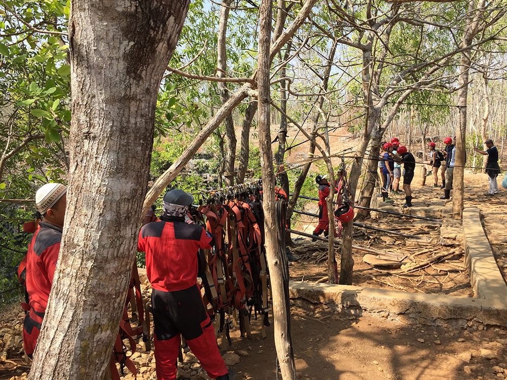 Persiapan turun ke kedalaman 90 meter