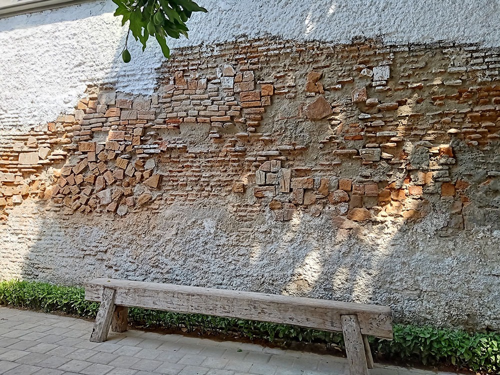 Dinding di Rumah Oei
